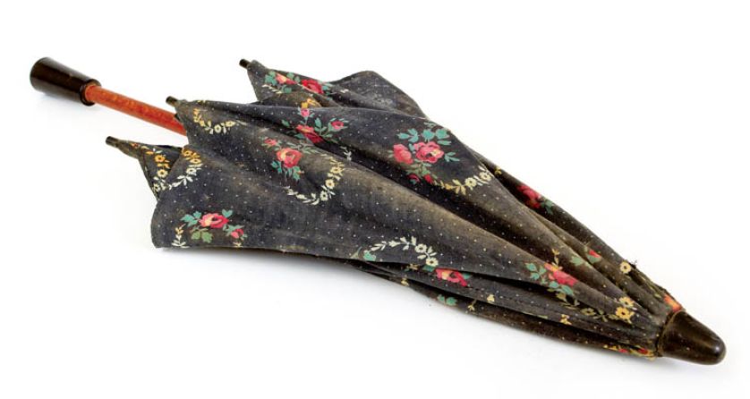 Parasol z drewnianą rączką, fot. SHUTTERSTOCK.COM