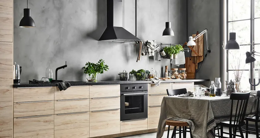 drewniana kuchnia bez górnych szafek