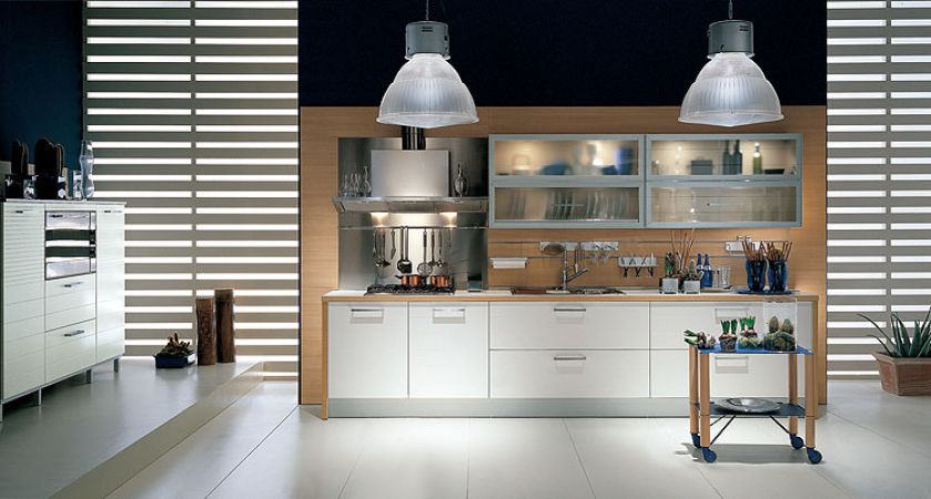 W tej kuchni byłoby jak w laboratorium, gdyby nie ściana i zabawny pomocnik na drewnianych nogach. EBANO