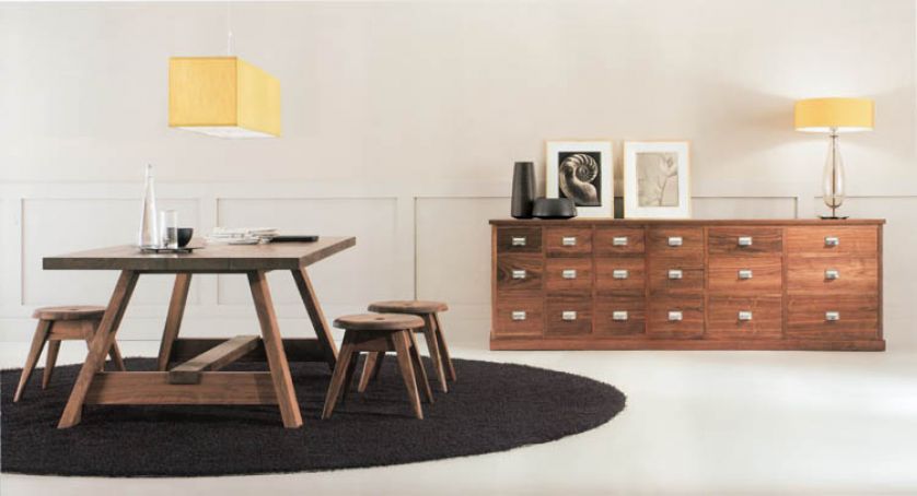 Kolekcja Brenta: stół i taborety z litego drewna zaprojektował znany dizajner Matteo Thun. FOCUS ON