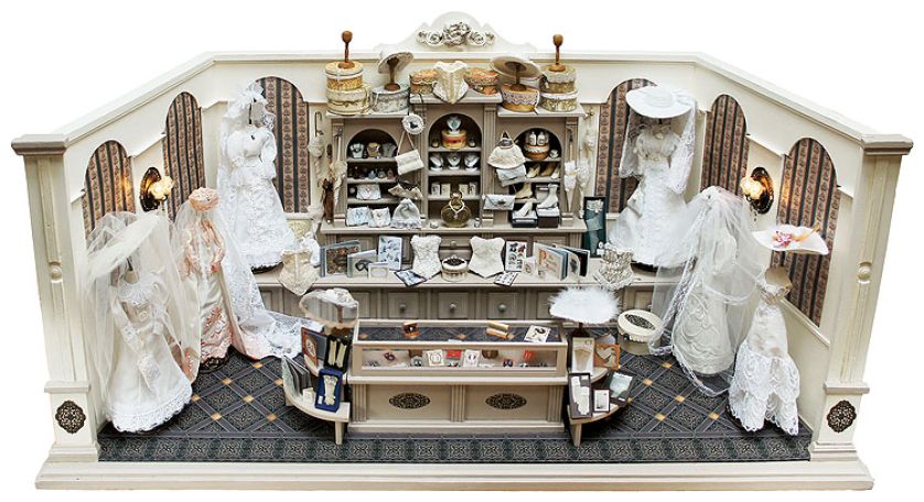 Edwardiański salon ślubny. W domku lalek