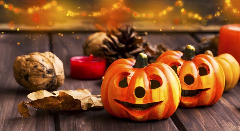 Małe ozdobne dynie to ciekawy patent na halloweenowe dekoracje do domu.