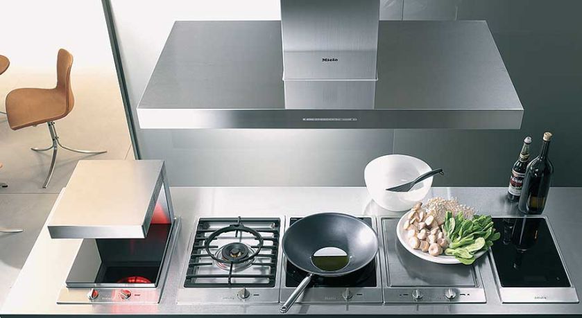 W linii CombiSet poza tradycyjnym palnikiem gazowym (3290 zł) i płytą indukcyjną (7990 zł), w komplecie jest też salamandra