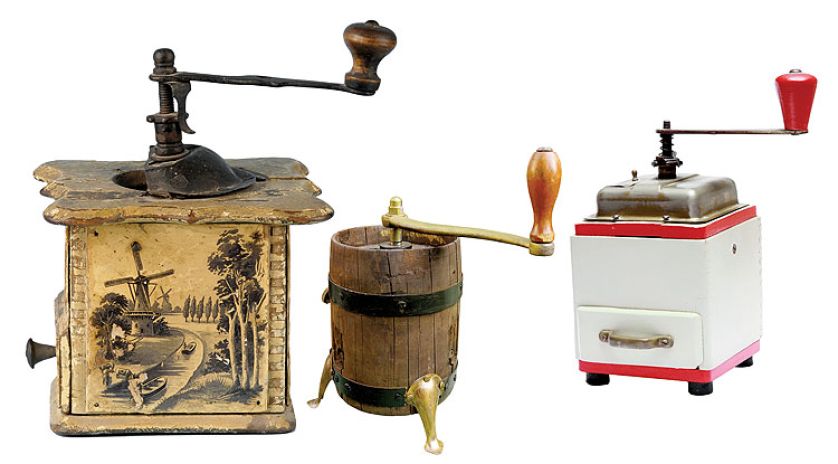 (Od lewej) Drewniany, zdobiony holenderskim landszaftem, www.muzeum.pozegnanie.com. / W kształcie beczki. / W drewnianej