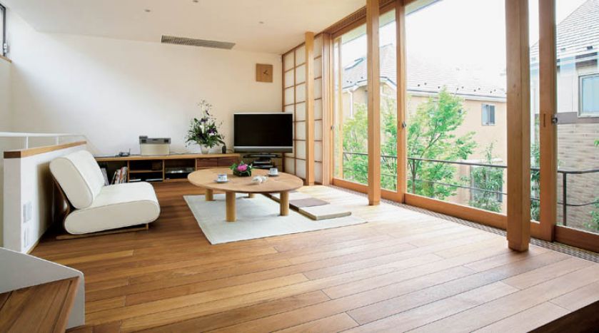 Deska lakierowana z teku. Wymiar: 15x120x1220 mm. Metr kwadratowy kosztuje 239 zł. KOMFORT