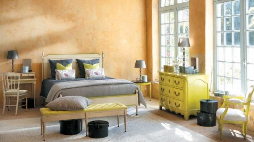 Kolekcja Ermitage inspirowana stylem Ludwika XVI, drewno bukowe, wykończenia złote i srebrne. Grange.com.pl