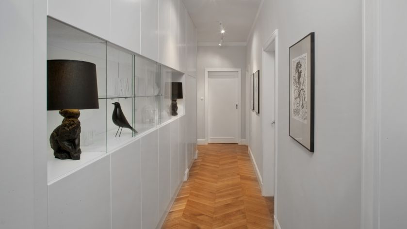 wąski korytarz w stylu minimalistycznym