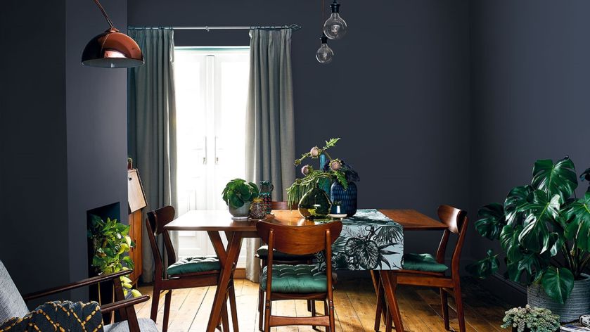 granatowa ściana w salonie