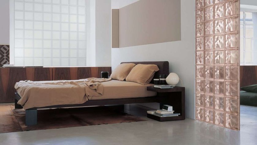 ścianka działowa z luksferów w sypialni