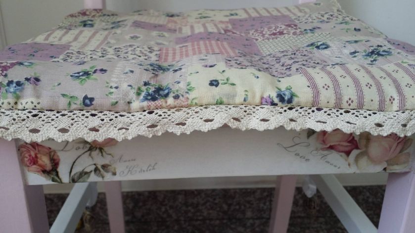 Ozdobna poduszka na siedzisku. Krzesło w stylu shabby chic