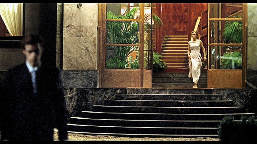 Pięciometrowe drzwi wejściowe ze szkła oprawionego w mosiądz. Kadr z filmu Jestem miłością .