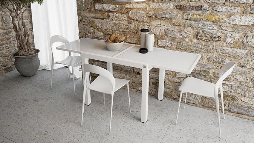 Tagano – metalowa rama i hartowane szkło, ok. 1999 zł. Loreto – krzesło z błyszczącego tworzywa w metalowej