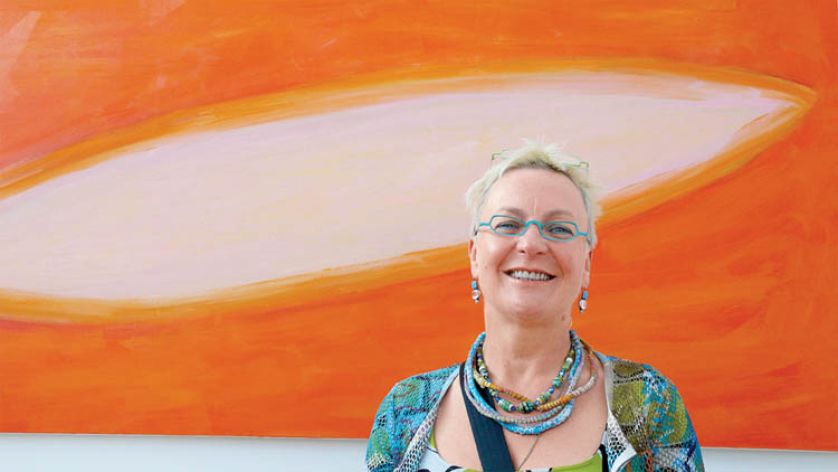 Teresa Starzec, w tle jedno z jej Oczek .