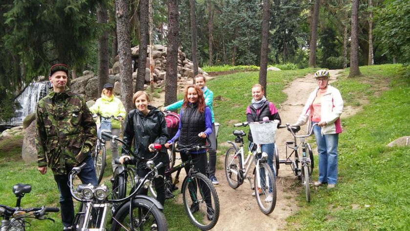 Wycieczka ROWEREM PRZEZ PARKI I OGRODY w ramach projektu ZIELONE MIASTO.