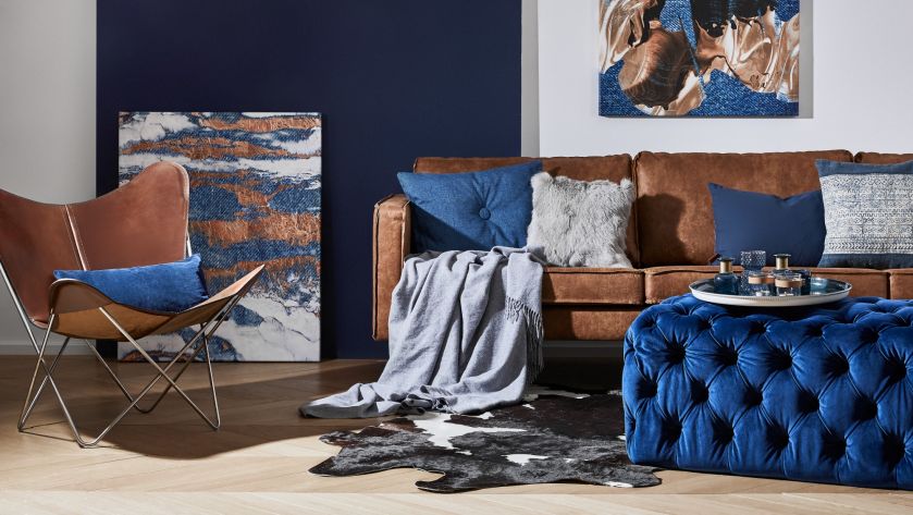 Niebieska ściana w salonie, aranżacja WestwingNow.pl