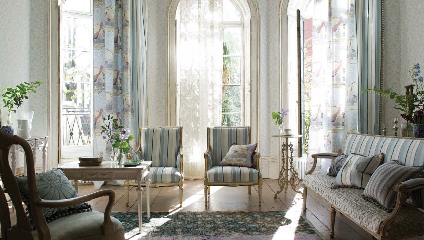 W ofercie znajdziemy również tapety, pasmanterię, dywany i dodatki, które umożliwiają stworzenie prawdziwe pałacowej, bardzo