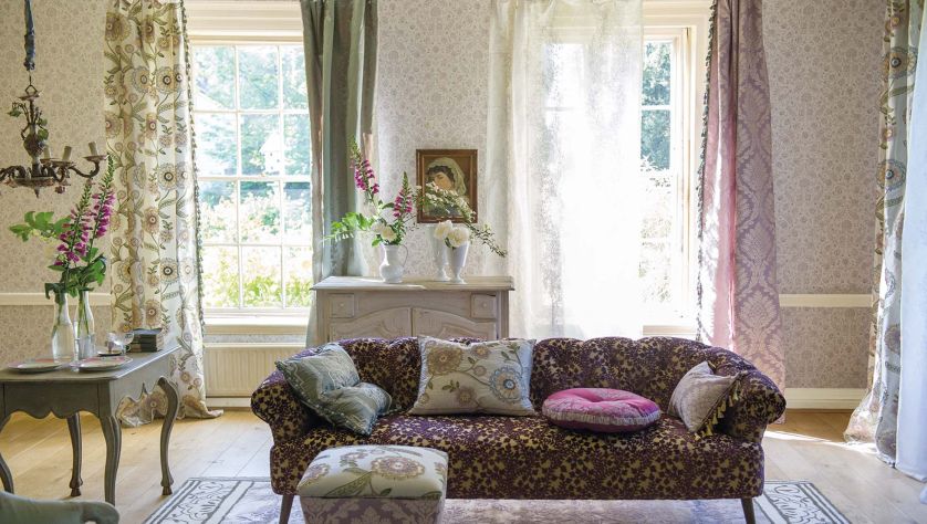 W ofercie znajdziemy również tapety, pasmanterię, dywany i dodatki, które umożliwiają stworzenie prawdziwe pałacowej, bardzo