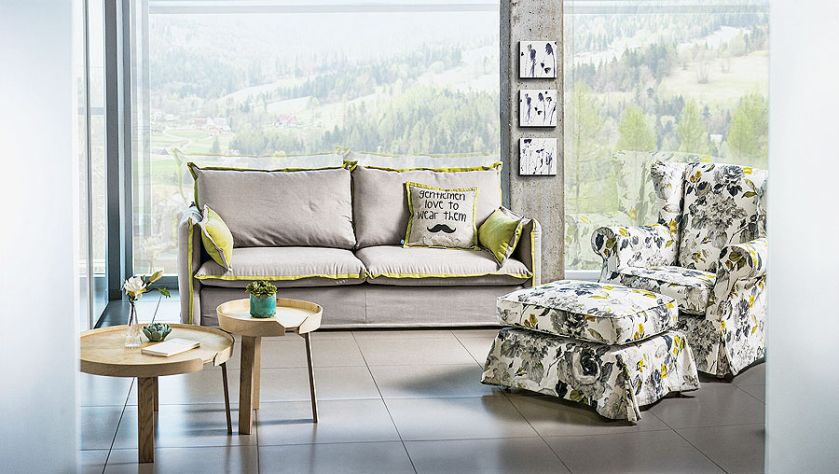 Wystarczy ciut ożywić sofę – na przykład kanarkowymi lamówkami – i już mamy wiosnę w salonie. Trzyosobową kanapę Dress