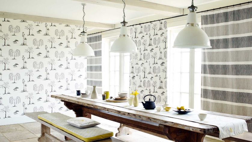 Znakiem rozpoznawalnym tej marki są tkaniny i tapety w klasyczne angielskie wzory z różnych epok.