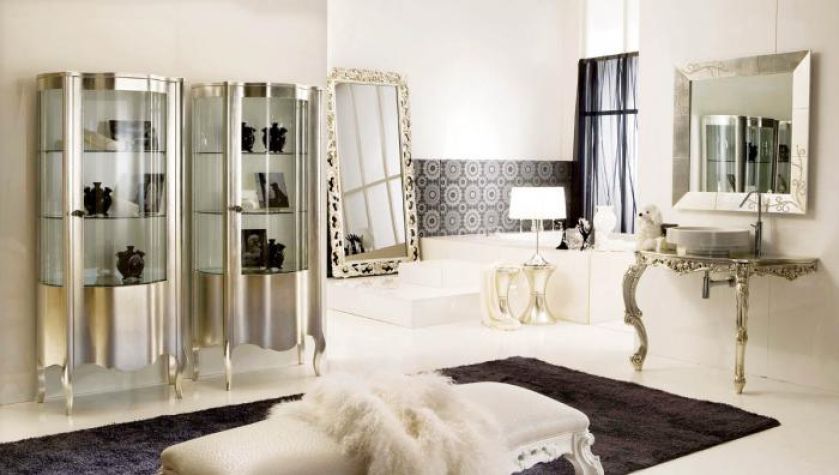 Witryny Pret-a-PorteR firmy Moda wykończone są płatkami srebra i mają kryształowe półki. Cena - 42