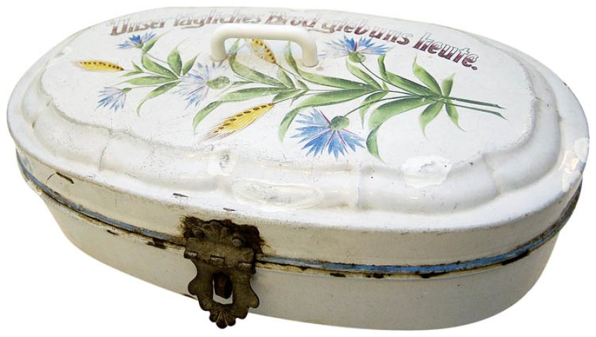 Stalowy, emaliowany pojemnik z napisem (w tłumaczeniu na polski) ?Chleba naszego powszedniego daj nam dzisiaj?),