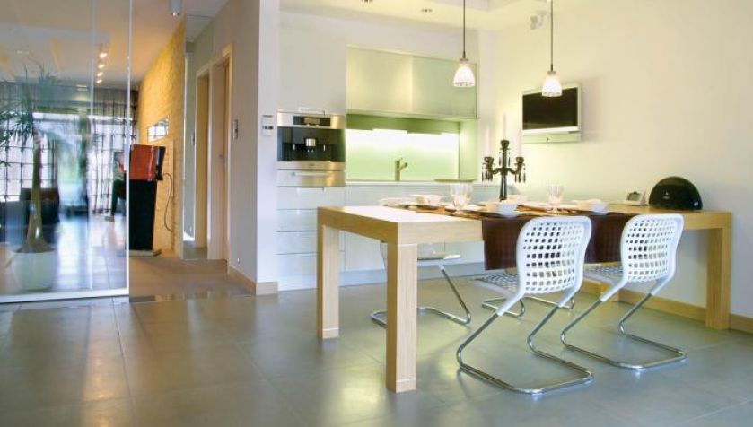 W kuchni. Czemu nie. Na ścianie 26-calowy Loewe Individual. Cena - 7500 zł. KLINIKA DŹWIĘKU