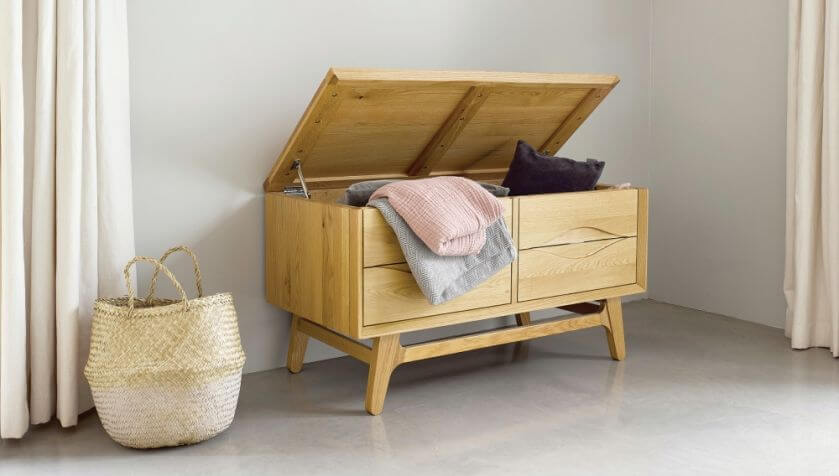 drewniana skrzynia do sypialni