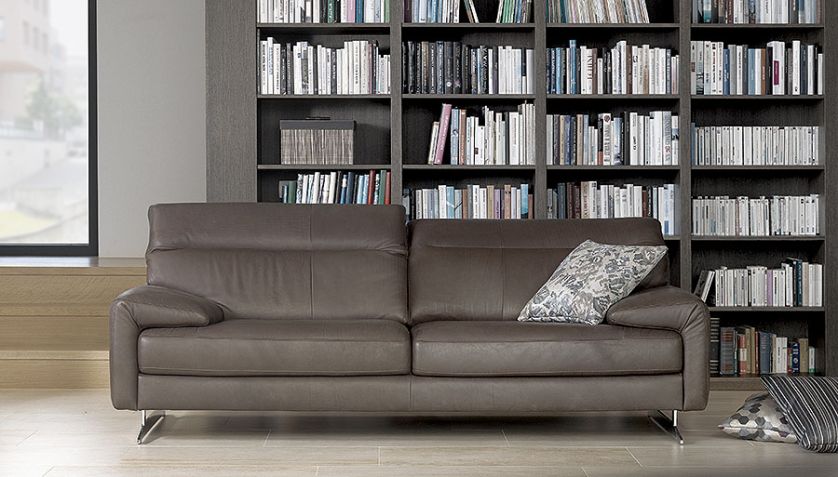 Kanapa dopasowana jak garnitur? Czemu nie. Sofy i narożniki idealnie dobierzemy do salonu. Z podłokietnikami