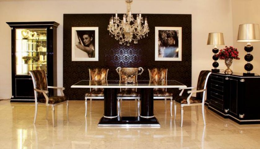 Jadalnia Piato - meble pokryto lakierem fortepianowym i kryształami Swarovskiego. PATT MEBEL