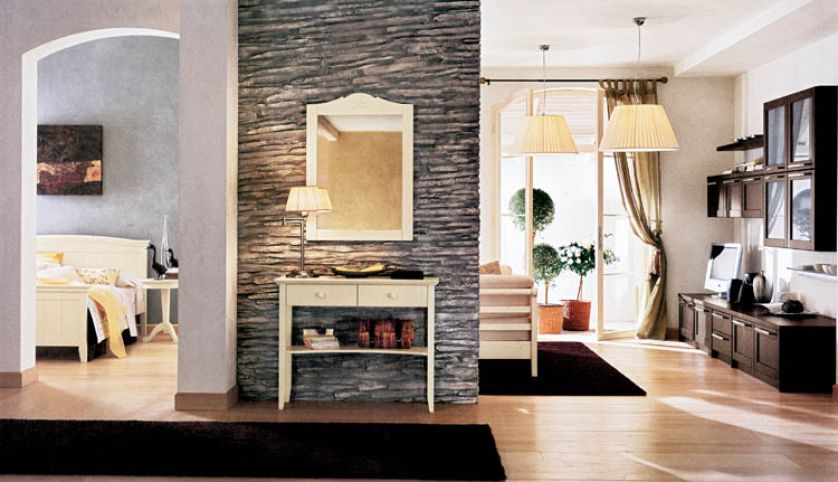 Mocne wejście: ściana w holu została wyłożona czarnym łupkiem. CALLE SELLA