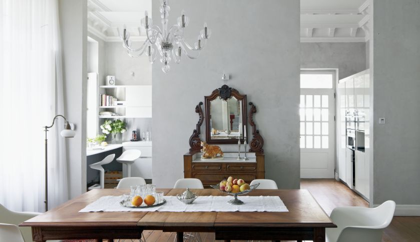 Dębowy rozkładany stół w jadalni to – podobnie jak toaletka – jeden z rodzinnych antyków. Za ścianą znajduje się