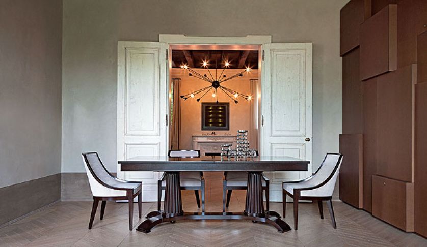 HERITAGE, rama krzeseł z drewna bukowego, tapicerka skórzana i tkaninowa wykończona kedrą, ok. 4500 zł, SELVA, selva.com