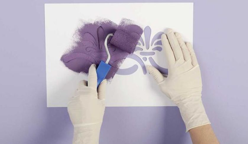 Nakładamy farbę na szablon. Szlachetne i dostojne lilie