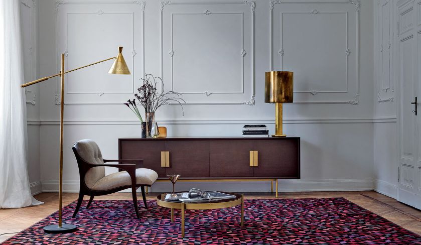 KENTON, komoda zaprojektowana przez Leonarda Dainellego, fornirowana drewnem orzecha amerykańskiego, ozdobne uchwyty i