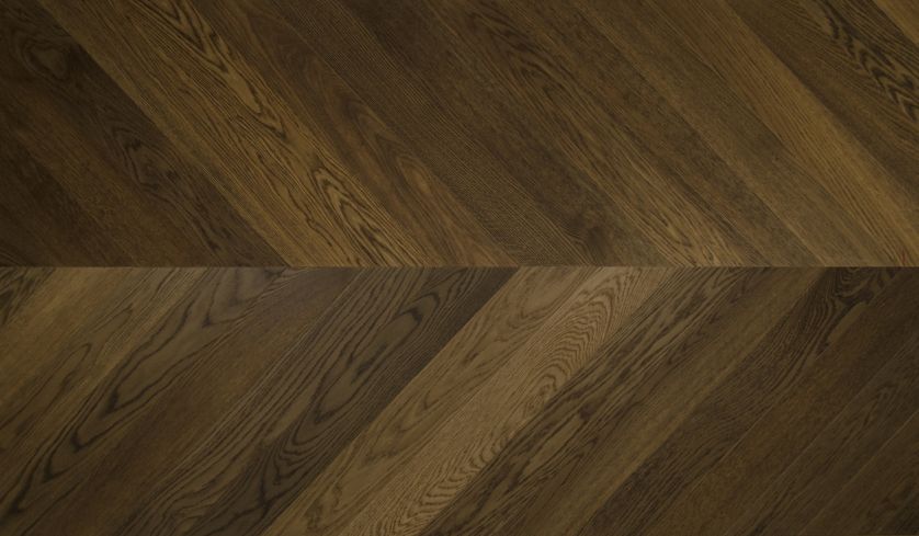 Przenikające się odcienie słodkiego karmelu i gorzkiej czekolady oraz zróżnicowany sposób usłojenia stanowią o oryginalności