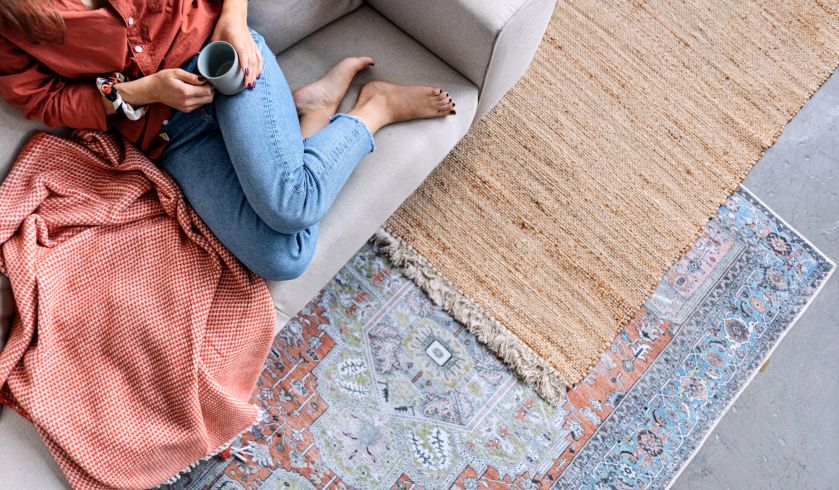 jak dobrać dywan do salonu