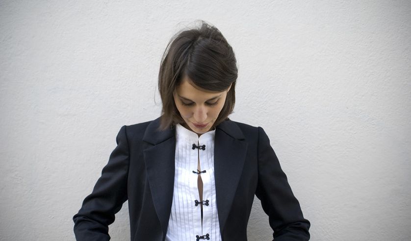 Ulubionym materiałem młodej projektantki jest papier, z którego powstaje warstwowy dizajn.