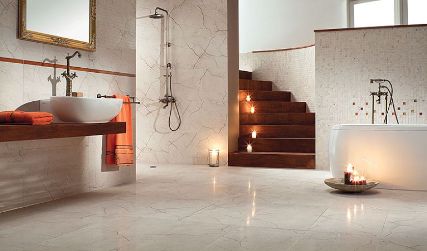 Na ścianach przypominające naturalny kamień – serpentynit – płytki Playa ze słynnej manufaktury Meissen. Za