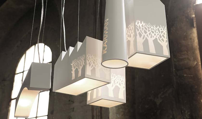 Zdjęcie: www.karmanitalia.it. Drzewo, domek, lampa