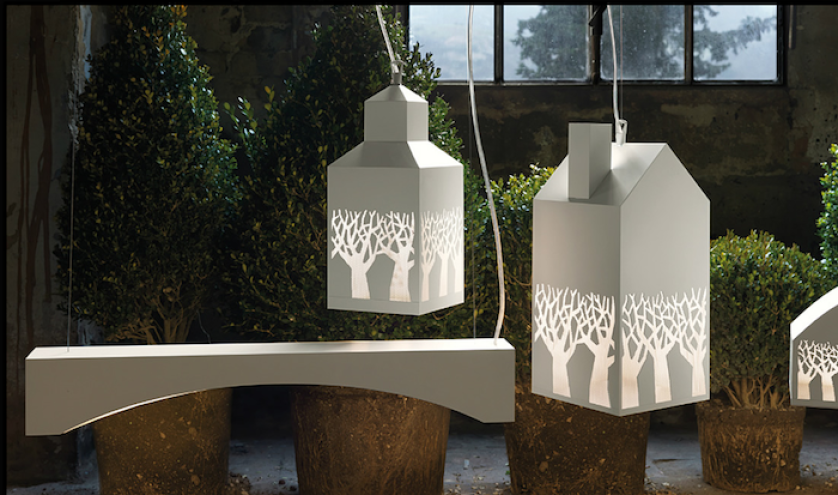 Zdjęcie: www.karmanitalia.it. Drzewo, domek, lampa