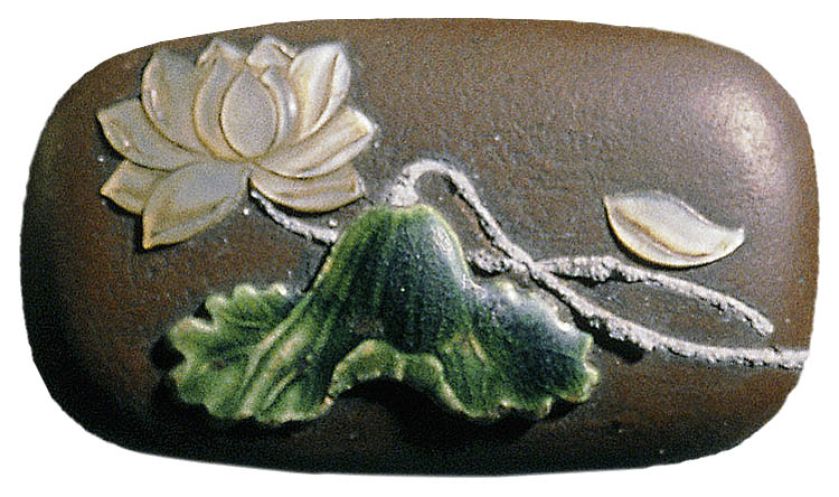 Guzik zdobiony emaliowanymi kwiatami, fot. EK Pictures