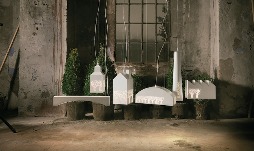 Zdjęcie: www.karmanitalia.it. Drzewo, domek, lampa