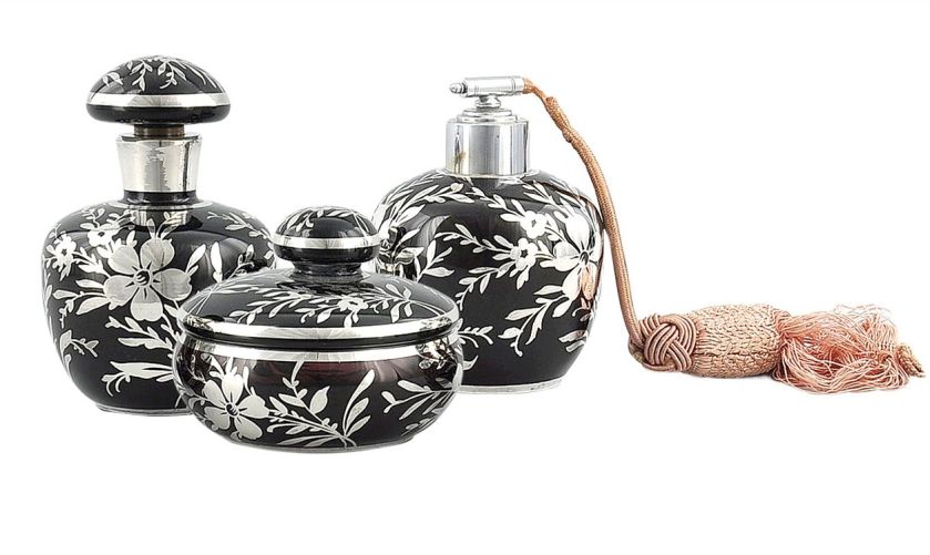 Flakony na perfumy i pudełko na puder ze szkła ametystowego, początek XX w.