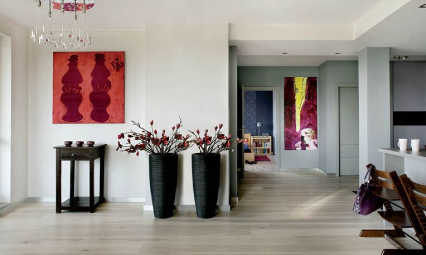 Obraz Anny Mierzejewskiej przedstawaijący dwie butelko coca coli trafił nad konsolę w przejściu. Są w