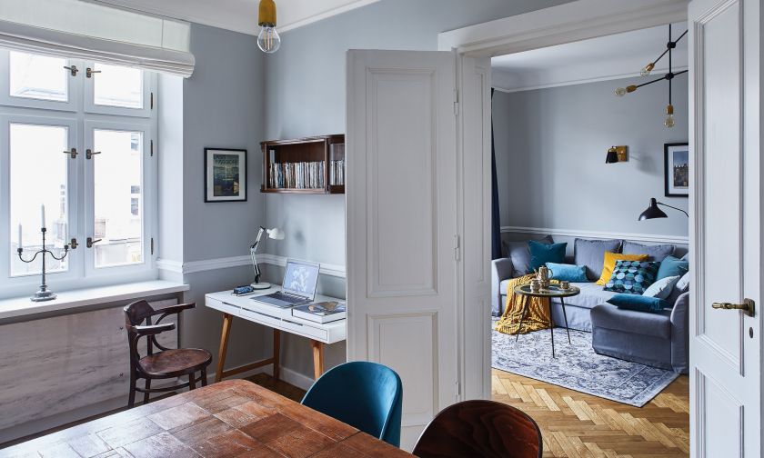 Balkon, piec i obraz urządziły całe mieszkanie w warszawskiej kamienicy