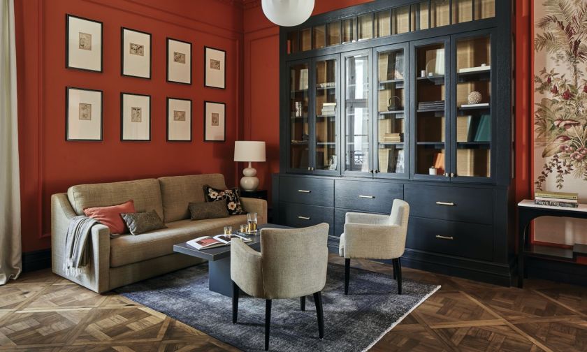 salon w ciemnych kolorach w mieszkaniu w kamienicy