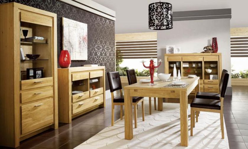 Za stół Como zapłacimy 2340 zł - może być orzech amerykański lub dąb. Do kompletu krzesło - 450 zł,