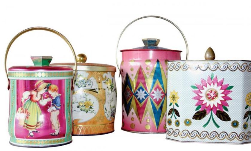 Puszki na słodycze w różnych kształtach i dekoracjach.