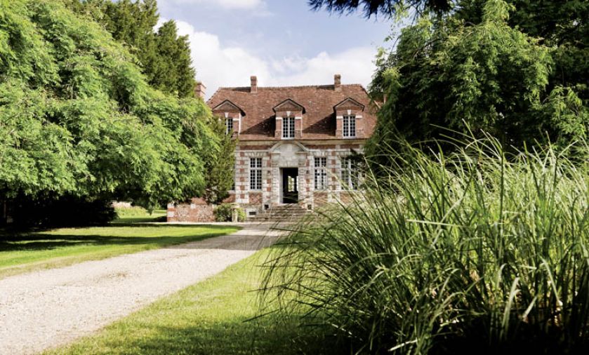 Myśliwski dworek w Normandii Charles przerobił na miniaturowy zamek.