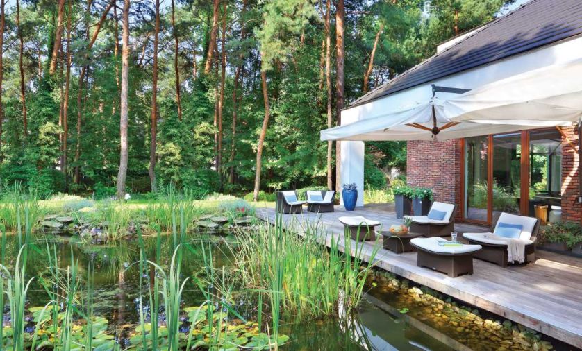 Ten nowoczesny dom znajduje się na skraju parku krajobrazowego. najważniejszą rolę odgrywa tu zieleń.